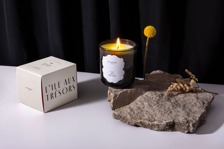 les senteurs candle lit with box